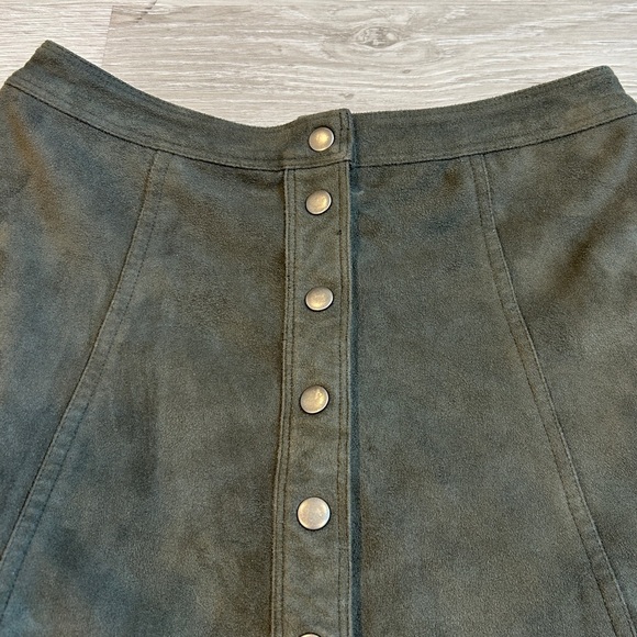Abercrombie & Fitch Army Green Faux Suede High Waisted Button Down Mini Skirt -2 - Picture 2 of 7